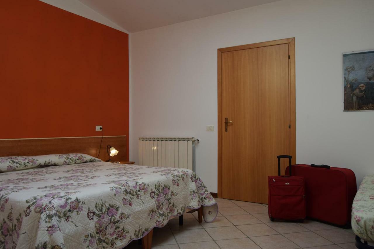 Il Turrione "App. Santa Chiara" Apartamento Assisi Exterior foto